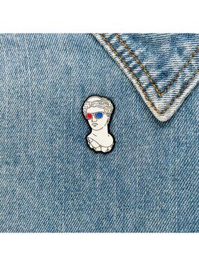 ⭐New Oz Enamel Pin Fashionable Greek Sculpture Famous people statue broch White